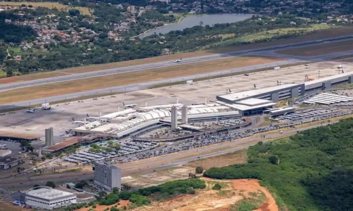 Aeroporto de Confins retoma pousos e decolagens após interrupção