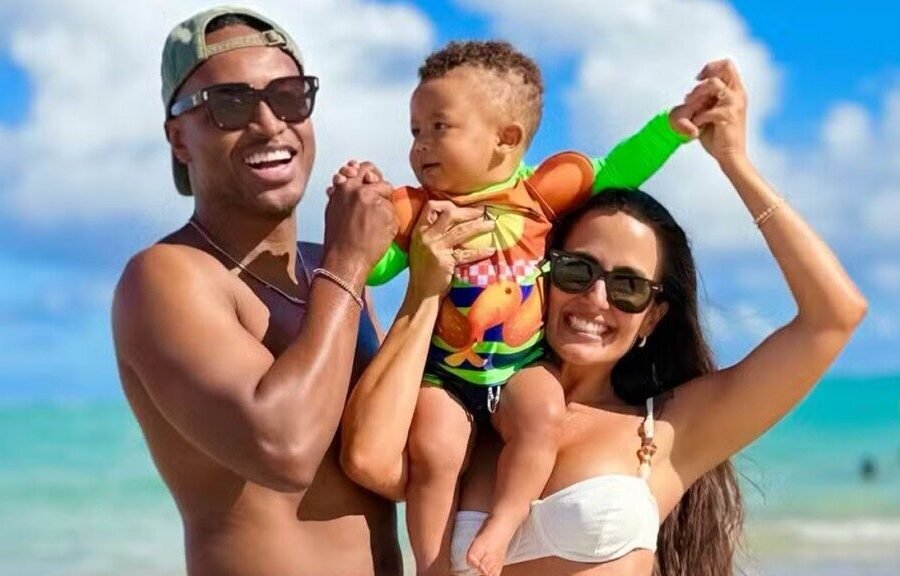 Carol Peixinho curte dia de praia com Thiaguinho e o filho, Bento: ‘Amores’