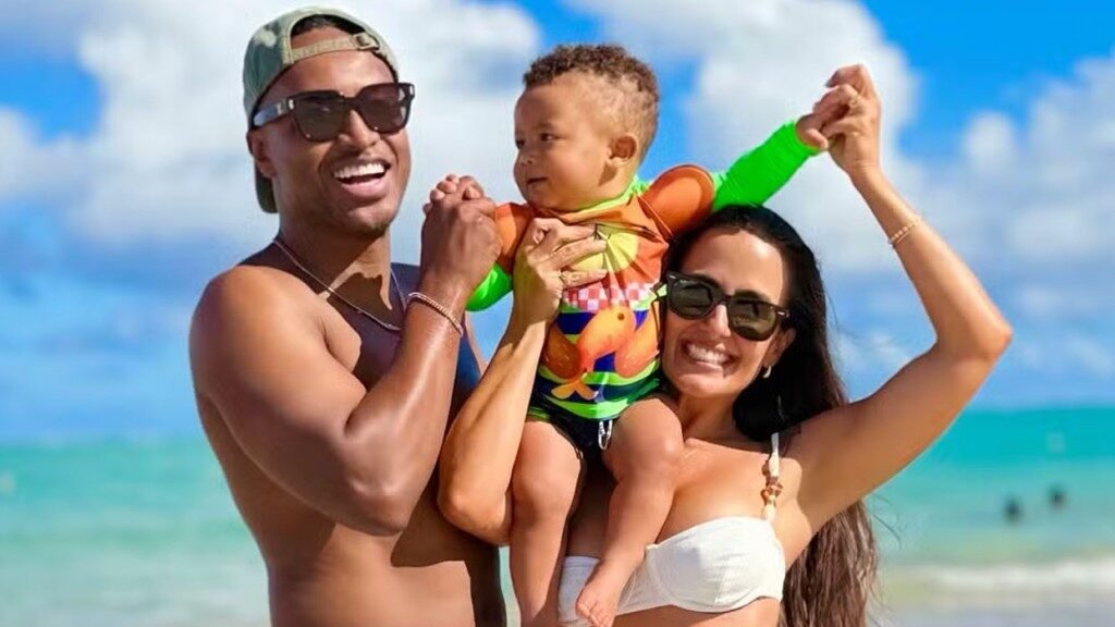 Carol Peixinho curte dia de praia com Thiaguinho e o filho, Bento: ‘Amores’