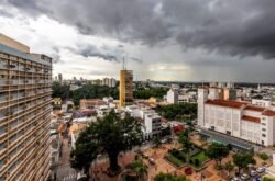 Cuiabá tem alerta para chuvas intensas e ventos de até 60 km/h