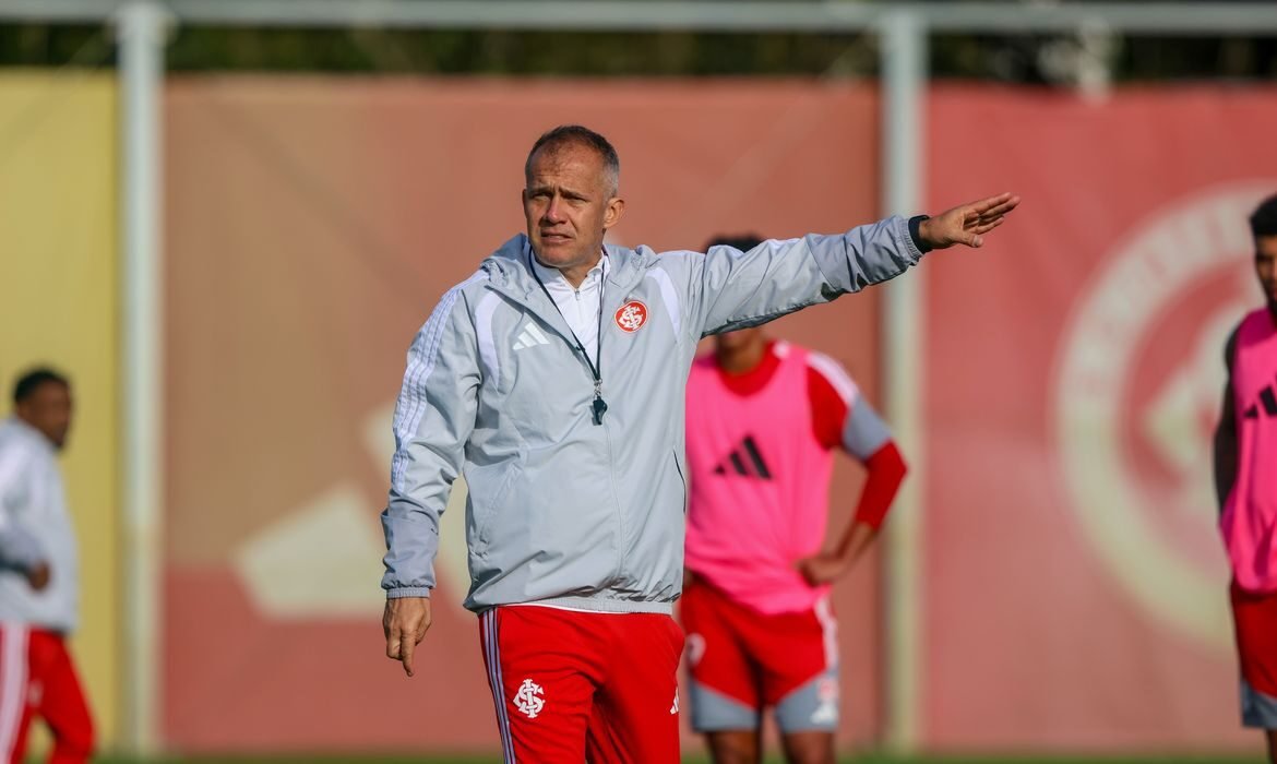 Internacional contrata técnico Eduardo Baptista para fugir do Z4