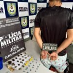 Jovem é preso com pasta base e maconha em casa abandonada em Cuiabá