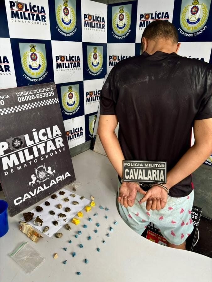Jovem é preso com pasta base e maconha em casa abandonada em Cuiabá