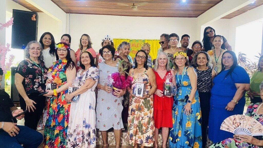 Baile da primavera em Cuiabá reúne mais de 150 idosos com desfile e escolha de corte