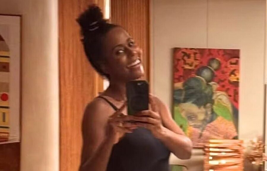 Maju Coutinho exibe barriguinha de grávida durante treino em casa