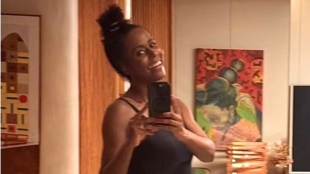Maju Coutinho exibe barriguinha de grávida durante treino em casa