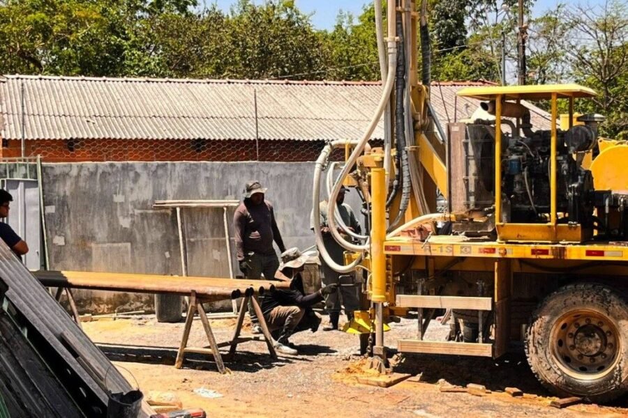 Poço artesiano reforça abastecimento de escola que será ampliada para atender em tempo integral em 2027