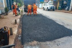 Prefeitura realiza tapa-buracos, patrolamento e drenagem em sete bairros de Várzea Grande