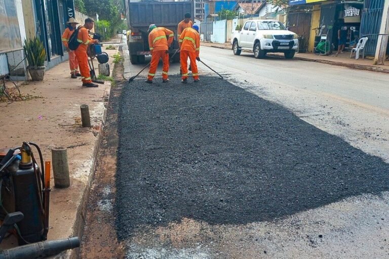 Prefeitura realiza tapa-buracos, patrolamento e drenagem em sete bairros de Várzea Grande
