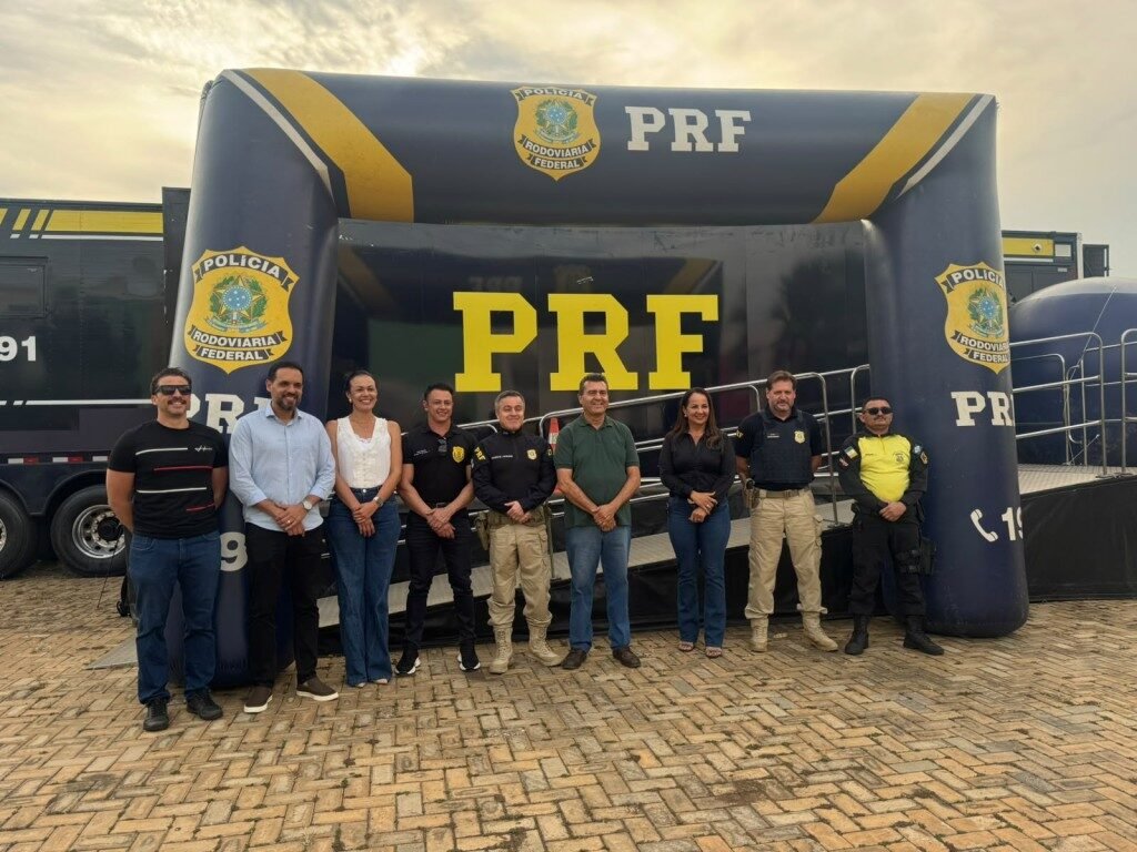 Primavera do Leste recebe carreta da PRF com projeto Cinema Rodoviário