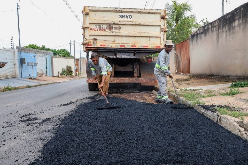 São Mateus, Parque Sabiá e Construmat recebem serviços de manutenção em ruas e avenidas