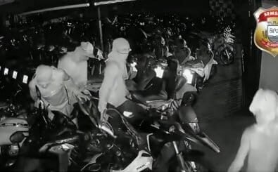 Vídeo mostra momento em que quadrilha invade loja e furta seis motos na madrugada